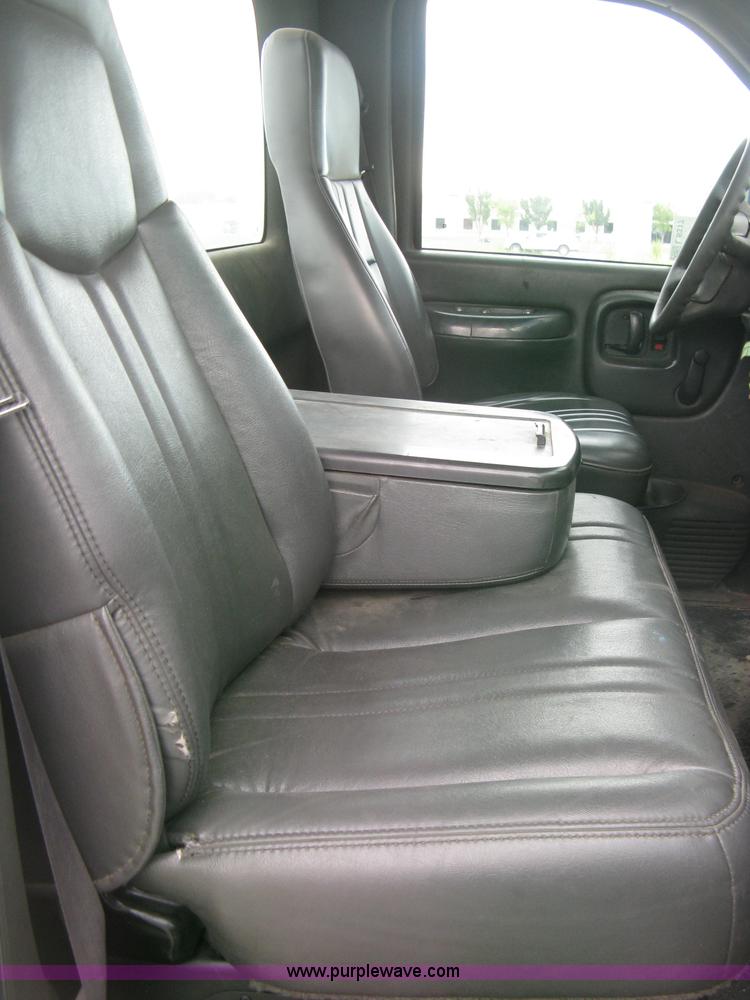 image for item L6317 2004 Chevrolet C7500 service truck with crane