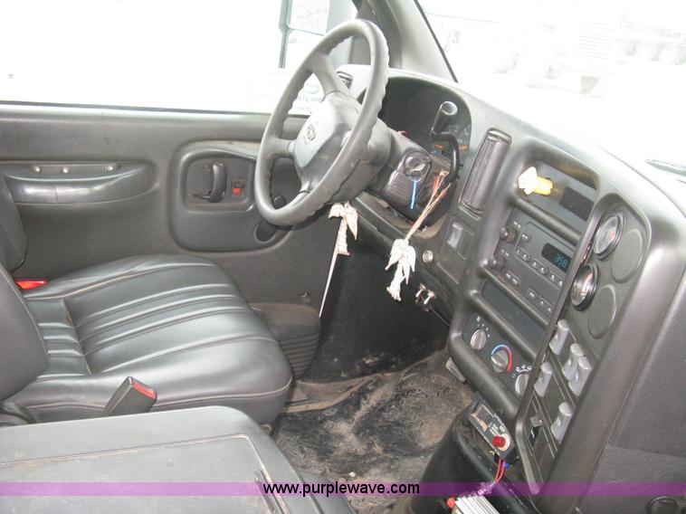 image for item L6317 2004 Chevrolet C7500 service truck with crane