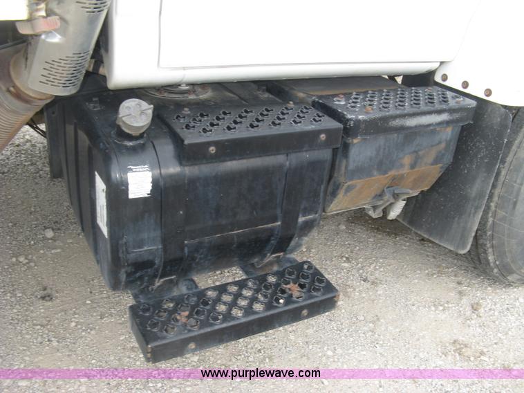 image for item L6317 2004 Chevrolet C7500 service truck with crane