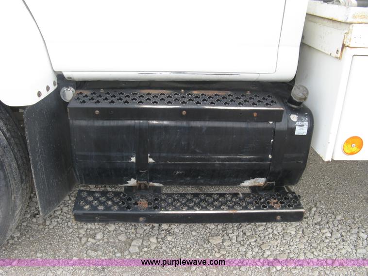 image for item L6317 2004 Chevrolet C7500 service truck with crane