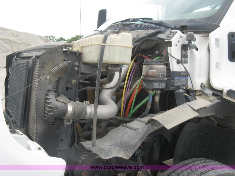 image for item L6317 2004 Chevrolet C7500 service truck with crane