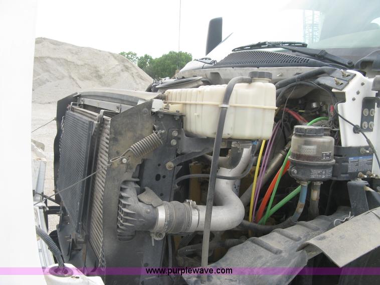 image for item L6317 2004 Chevrolet C7500 service truck with crane