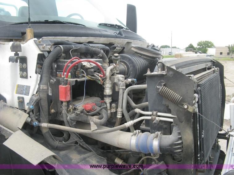 image for item L6317 2004 Chevrolet C7500 service truck with crane