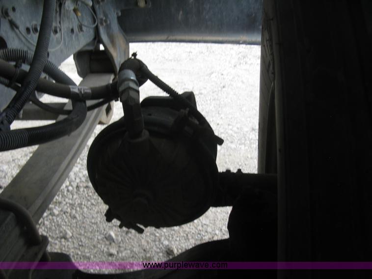 image for item L6317 2004 Chevrolet C7500 service truck with crane