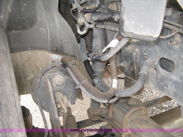 image for item L6317 2004 Chevrolet C7500 service truck with crane