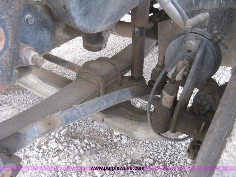 image for item L6317 2004 Chevrolet C7500 service truck with crane