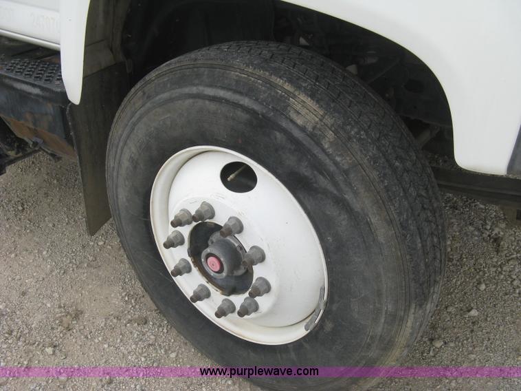 image for item L6317 2004 Chevrolet C7500 service truck with crane