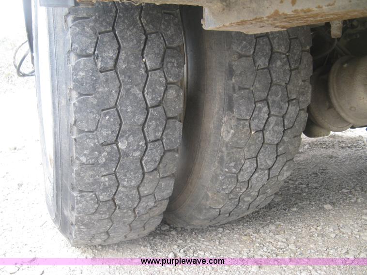 image for item L6317 2004 Chevrolet C7500 service truck with crane