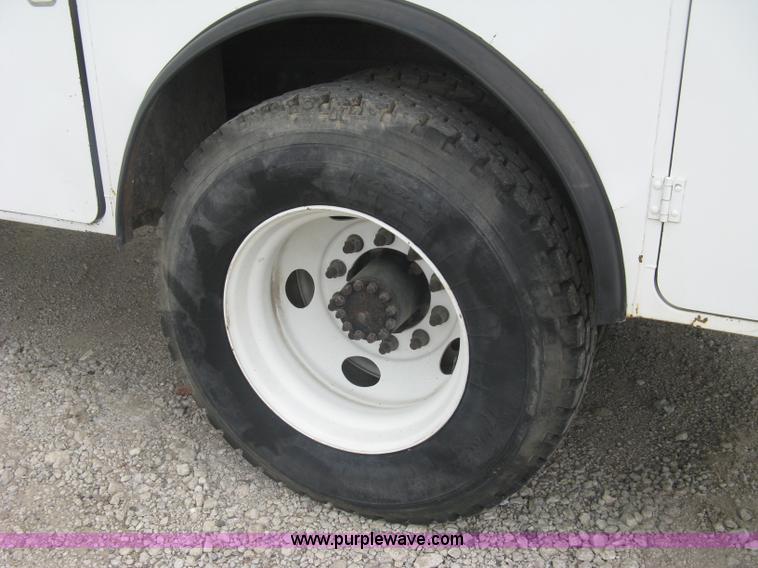 image for item L6317 2004 Chevrolet C7500 service truck with crane