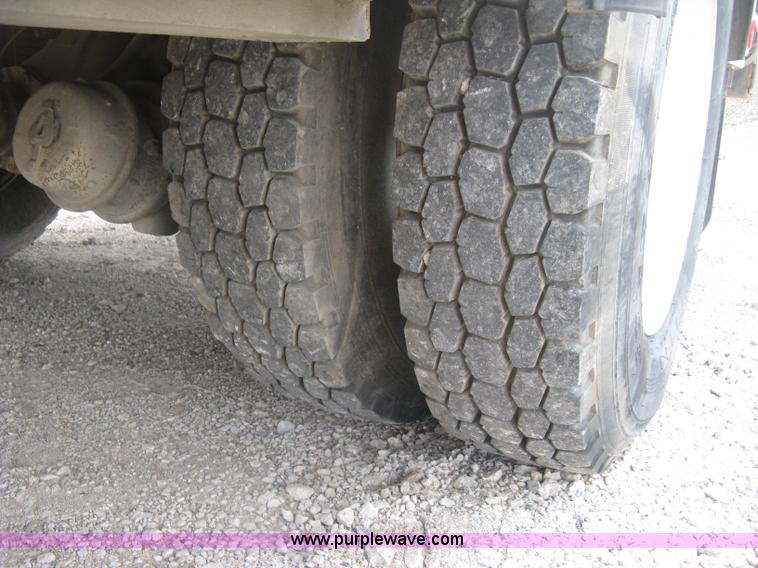 image for item L6317 2004 Chevrolet C7500 service truck with crane