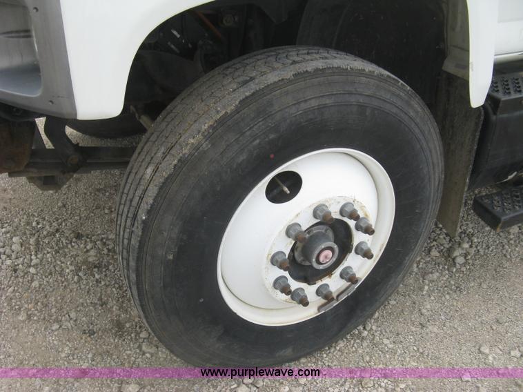 image for item L6317 2004 Chevrolet C7500 service truck with crane