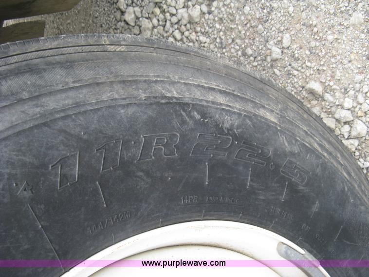 image for item L6317 2004 Chevrolet C7500 service truck with crane