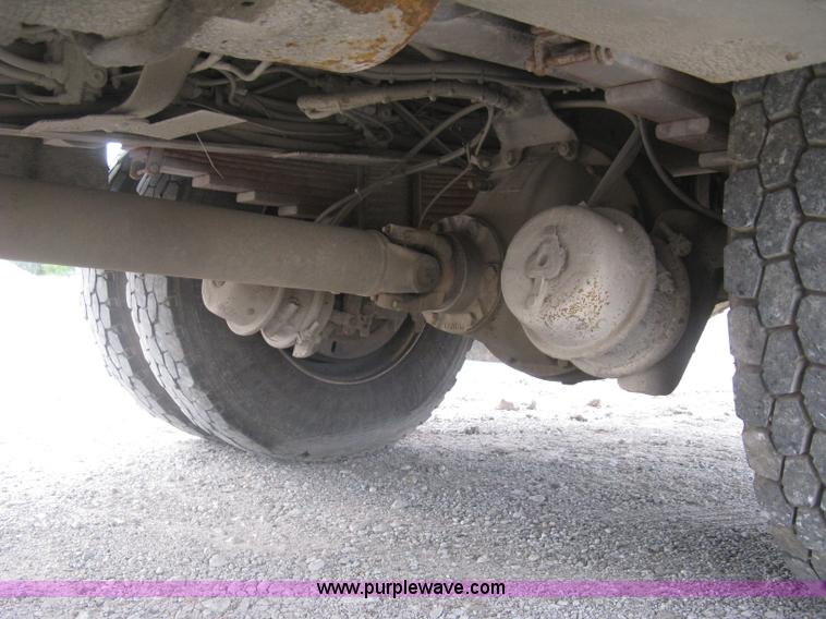 image for item L6317 2004 Chevrolet C7500 service truck with crane