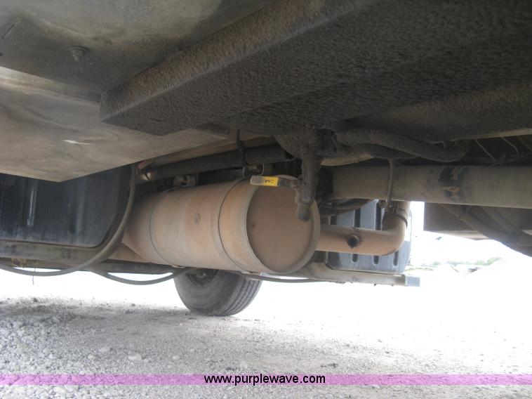 image for item L6317 2004 Chevrolet C7500 service truck with crane