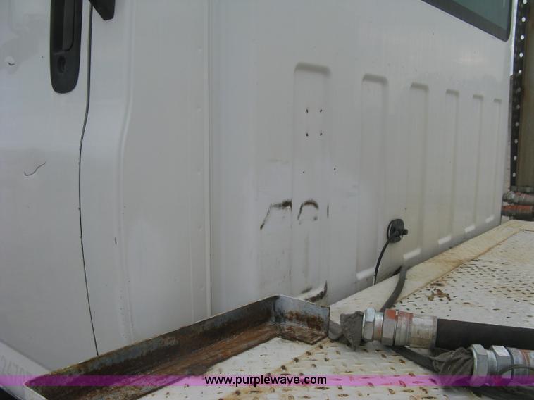 image for item L6317 2004 Chevrolet C7500 service truck with crane