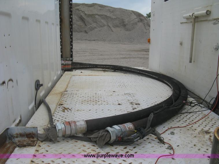 image for item L6317 2004 Chevrolet C7500 service truck with crane