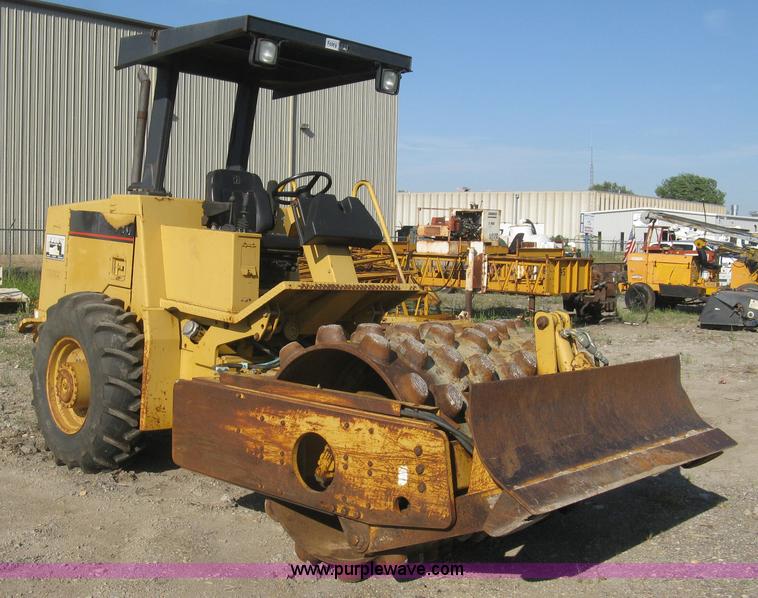 image for item L6326 1995 Caterpillar 2258A vibratory single drum compactor