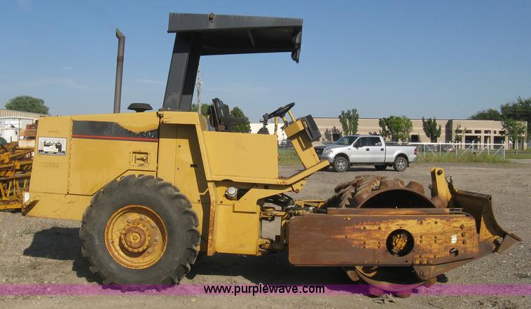 image for item L6326 1995 Caterpillar 2258A vibratory single drum compactor