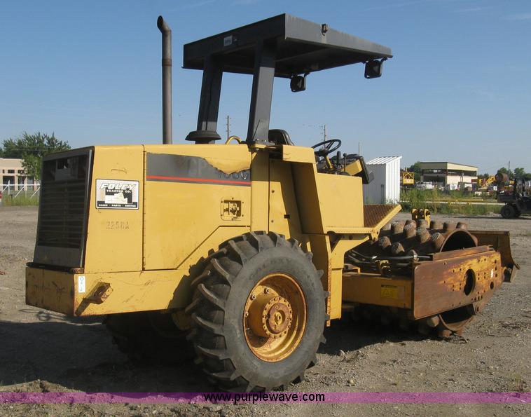 image for item L6326 1995 Caterpillar 2258A vibratory single drum compactor