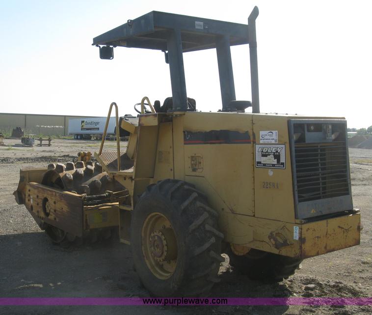 image for item L6326 1995 Caterpillar 2258A vibratory single drum compactor