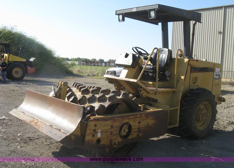image for item L6326 1995 Caterpillar 2258A vibratory single drum compactor