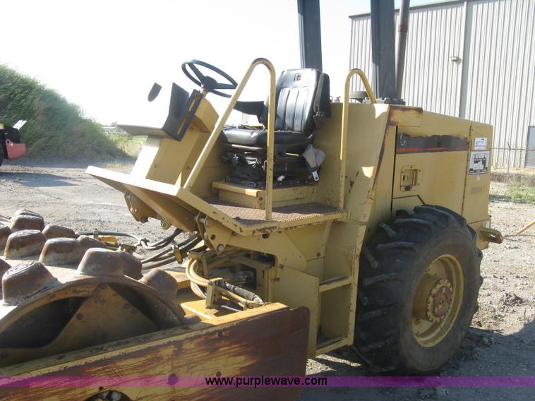 image for item L6326 1995 Caterpillar 2258A vibratory single drum compactor