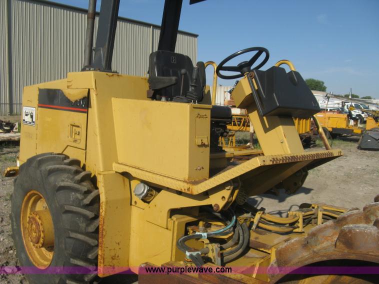 image for item L6326 1995 Caterpillar 2258A vibratory single drum compactor