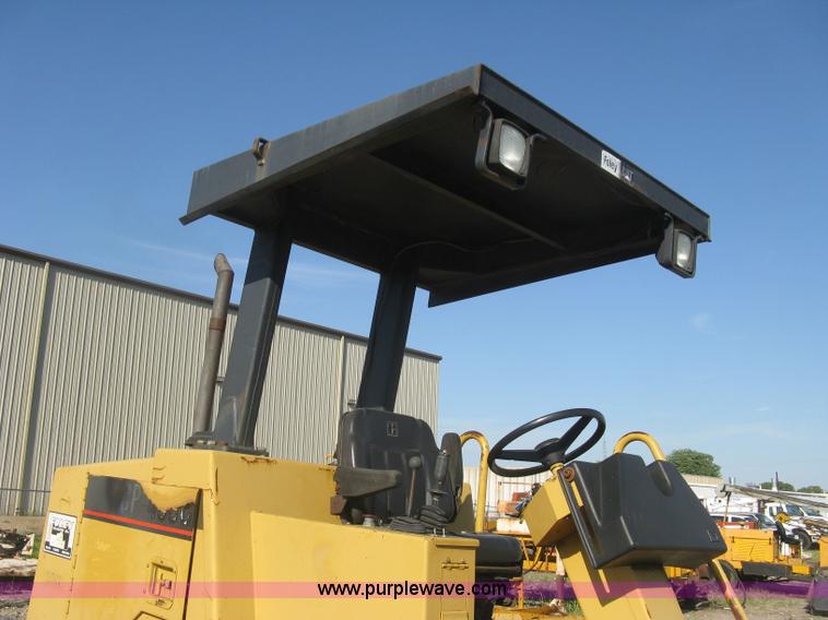 image for item L6326 1995 Caterpillar 2258A vibratory single drum compactor