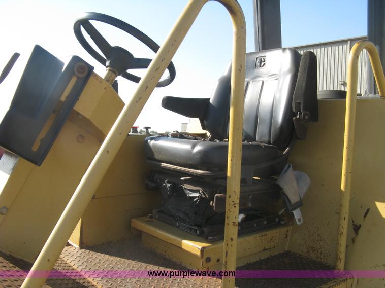image for item L6326 1995 Caterpillar 2258A vibratory single drum compactor