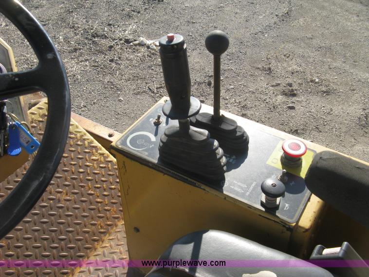 image for item L6326 1995 Caterpillar 2258A vibratory single drum compactor