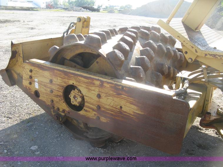 image for item L6326 1995 Caterpillar 2258A vibratory single drum compactor
