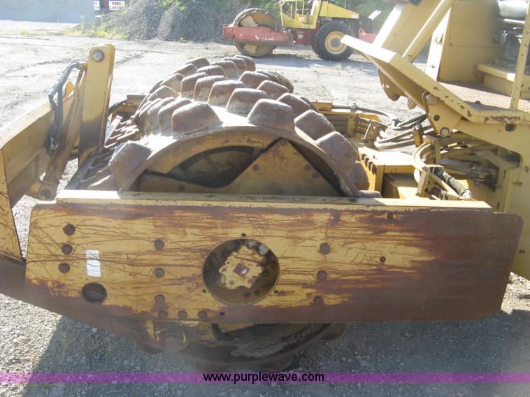 image for item L6326 1995 Caterpillar 2258A vibratory single drum compactor