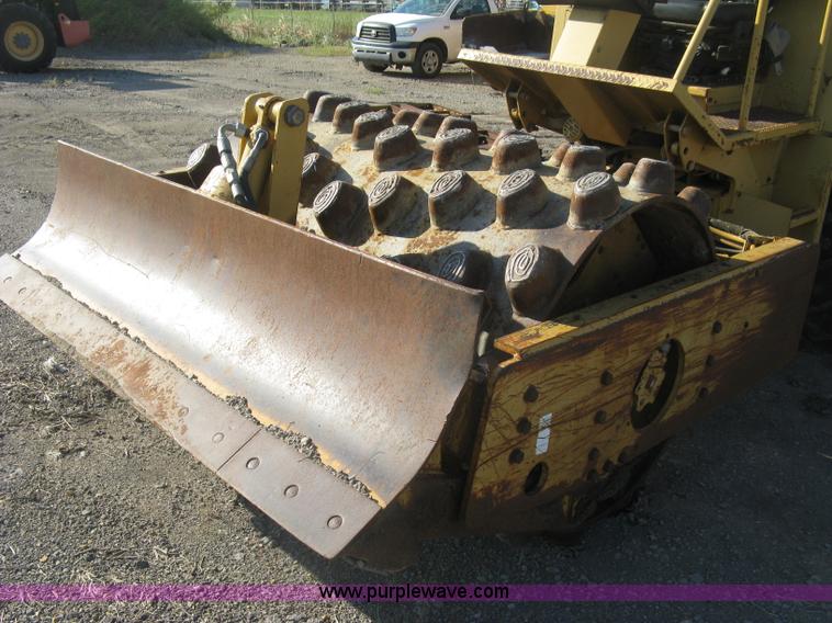 image for item L6326 1995 Caterpillar 2258A vibratory single drum compactor