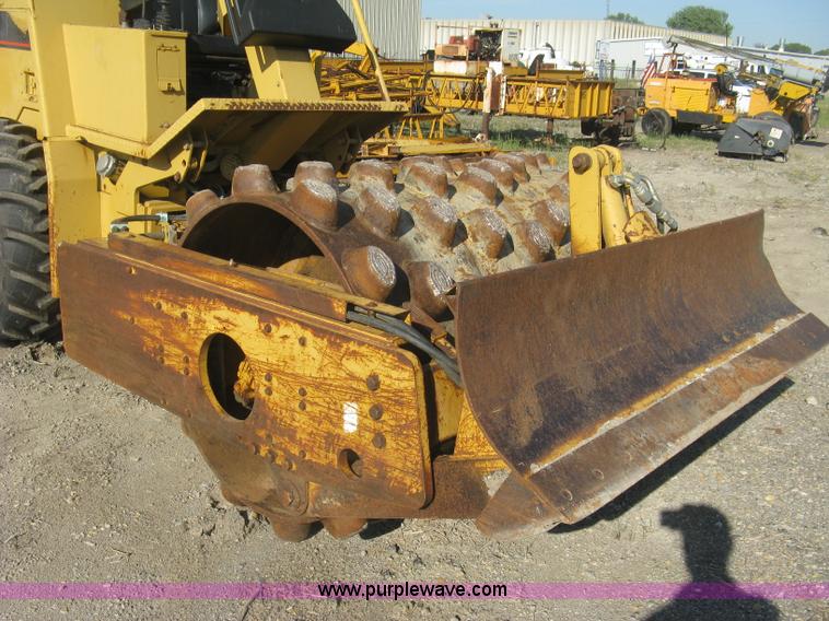 image for item L6326 1995 Caterpillar 2258A vibratory single drum compactor