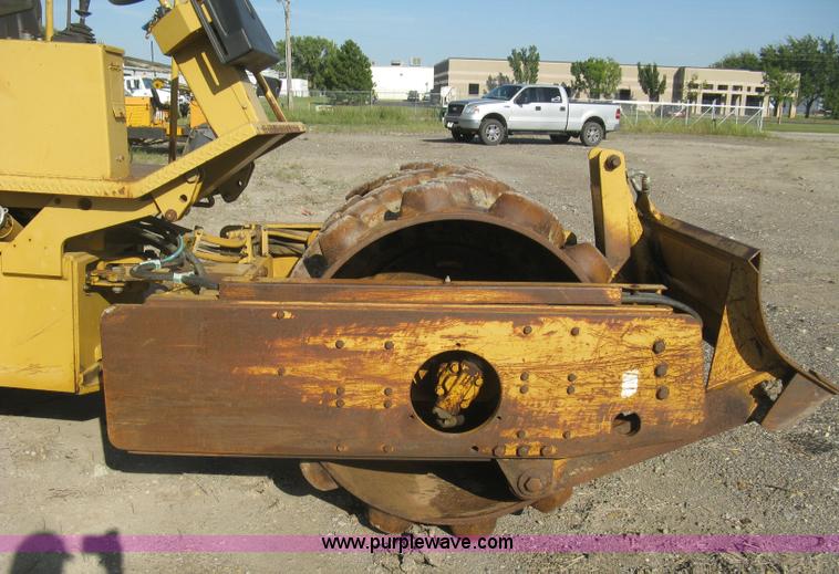image for item L6326 1995 Caterpillar 2258A vibratory single drum compactor
