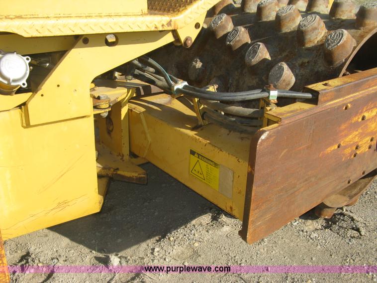 image for item L6326 1995 Caterpillar 2258A vibratory single drum compactor