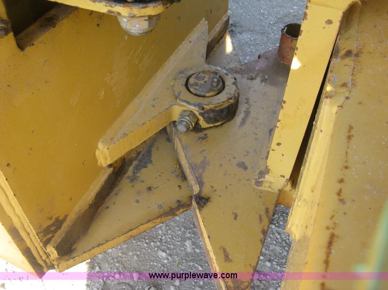 image for item L6326 1995 Caterpillar 2258A vibratory single drum compactor