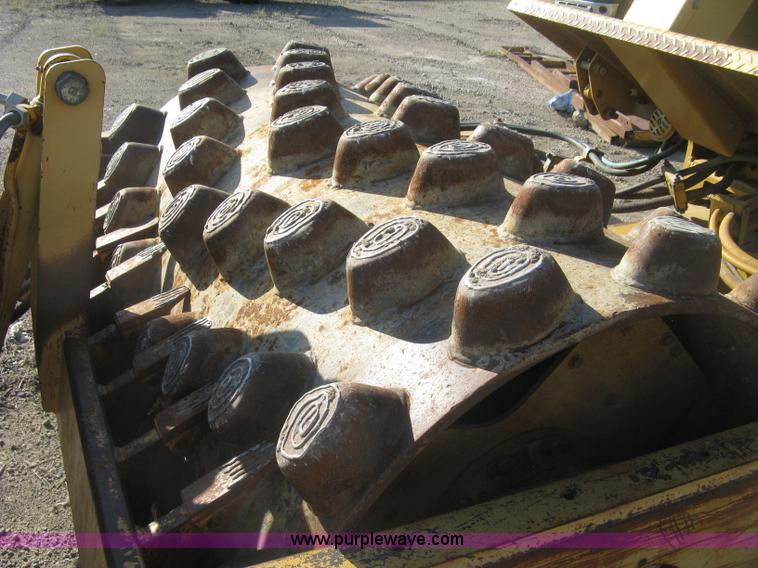 image for item L6326 1995 Caterpillar 2258A vibratory single drum compactor