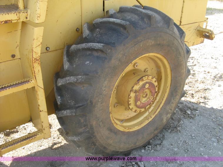 image for item L6326 1995 Caterpillar 2258A vibratory single drum compactor