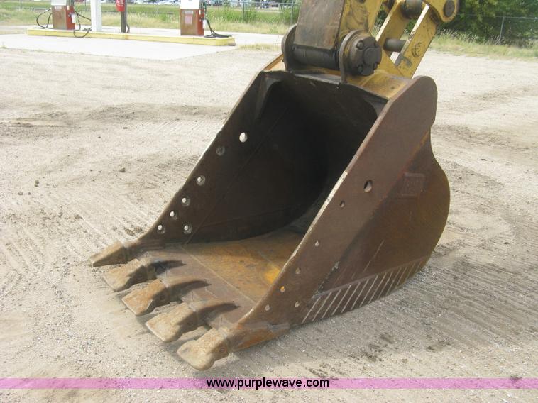 image for item L6364 2001 Caterpillar 320C L excavator