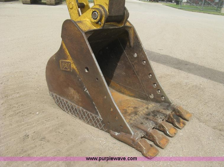 image for item L6365 2001 Caterpillar 320C L excavator
