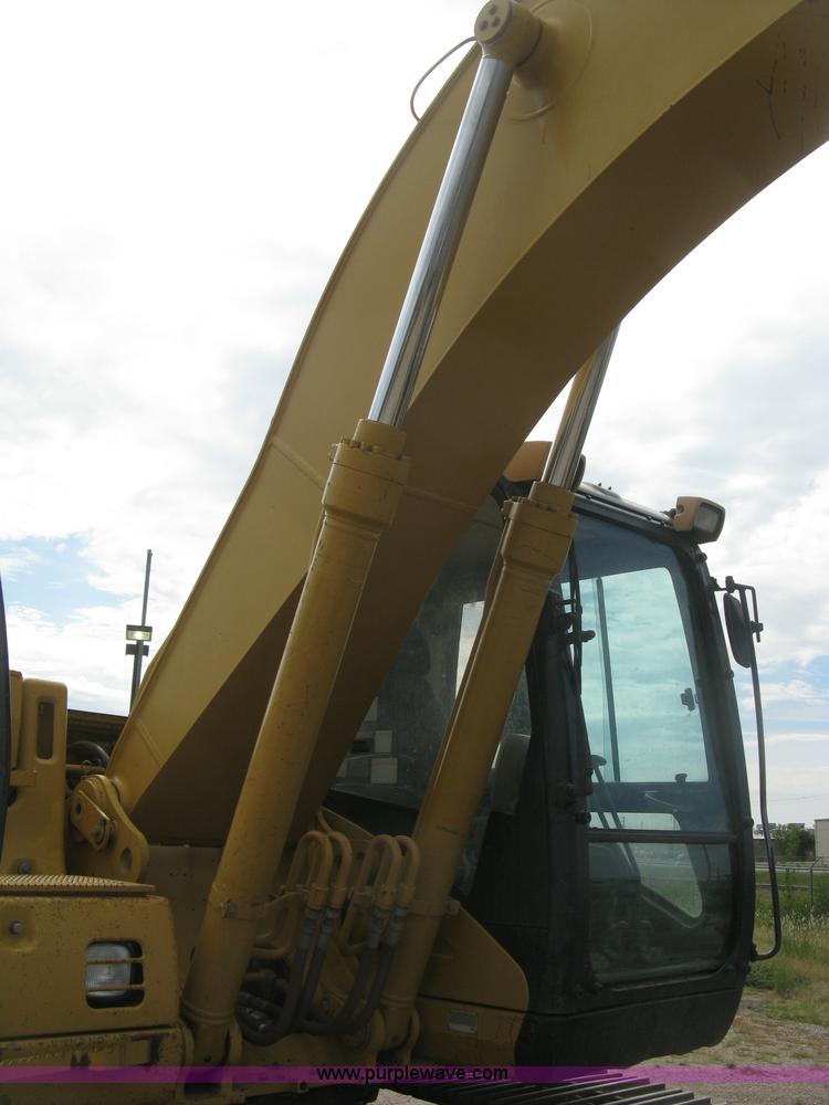 image for item L6366 2001 Caterpillar 320C L excavator