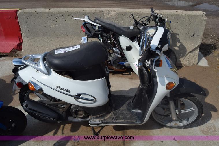 image for item J7242 2005 Kymc People moped