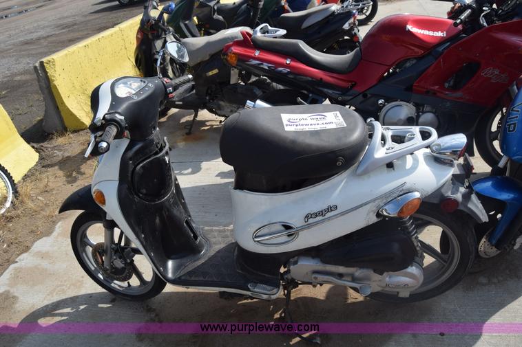 image for item J7242 2005 Kymc People moped