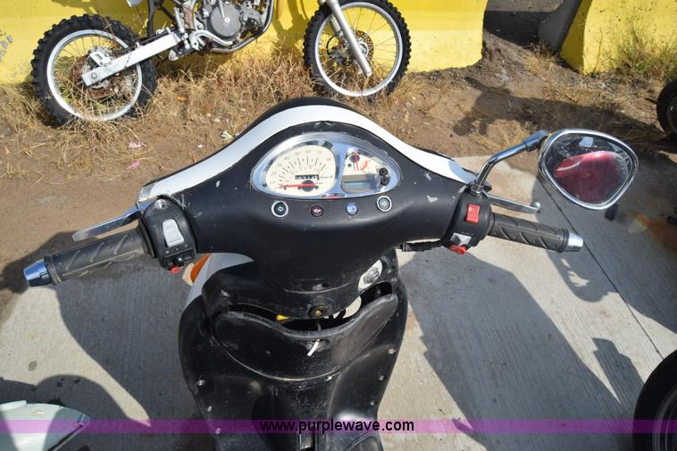 image for item J7242 2005 Kymc People moped