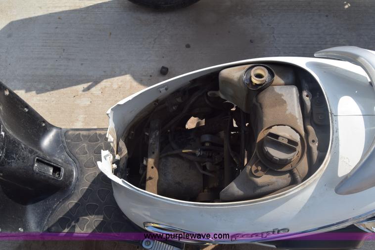 image for item J7242 2005 Kymc People moped