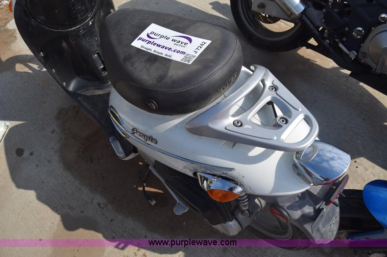 image for item J7242 2005 Kymc People moped