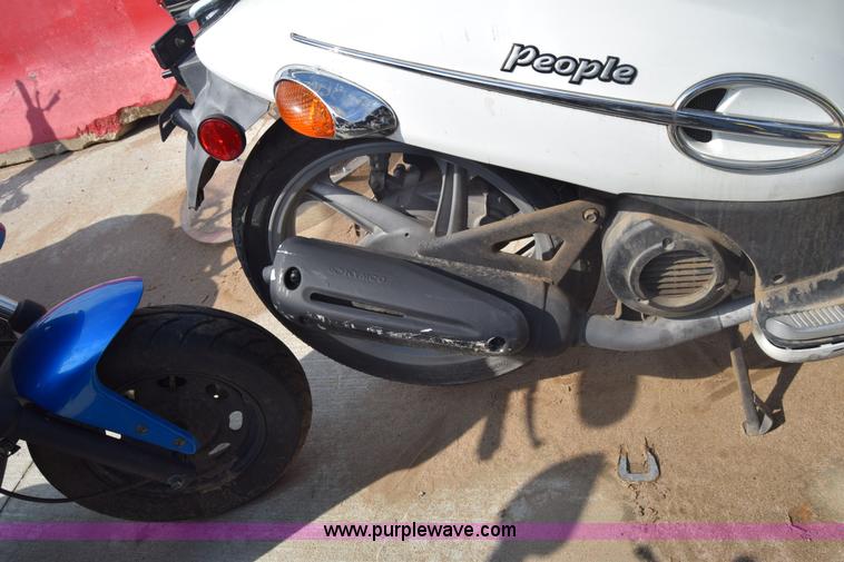 image for item J7242 2005 Kymc People moped