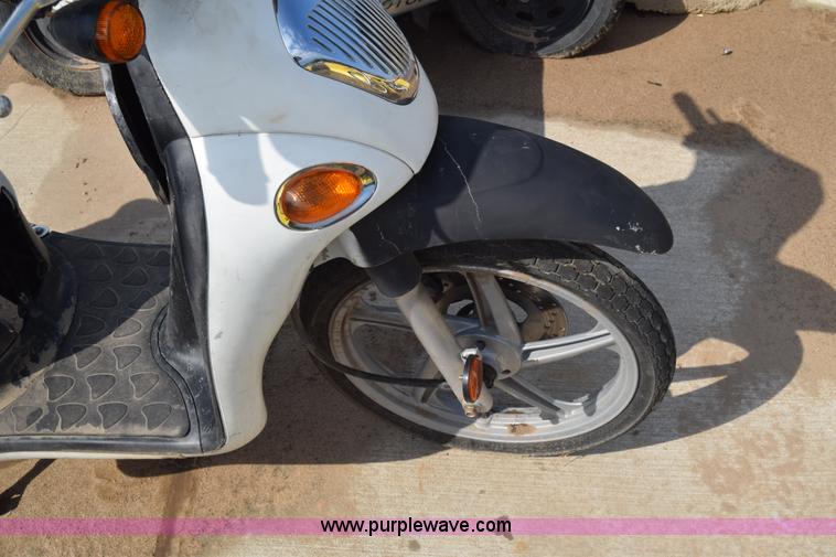 image for item J7242 2005 Kymc People moped