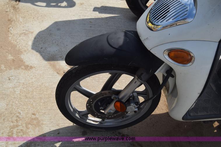 image for item J7242 2005 Kymc People moped